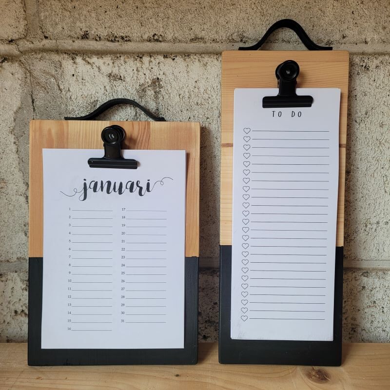 Verjaardagskalende r en To do lijst op houten klembord met zwarte details