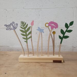 boeket houten bloemen multicolor op houten standaard