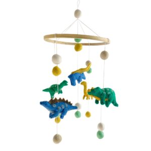 Babymobiel van natuurlijke materialen met dinofiguren van vilt